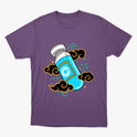 Camiseta com estampa frontal de frasco estilizado com logotipo centralizado, envolto por padrões de nuvens arrojadas e elementos geométricos vibrantes.