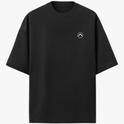 Camiseta com estampa frontal de pequeno símbolo circular com seta apontando para cima no lado esquerdo do peito e estampa traseira de surfista em túnel de onda dinâmica com efeitos de pinceladas.