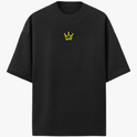 Camiseta com estampa frontal de coroa estilizada pequena e estampa traseira de carro esportivo roxo com dizeres, detalhes coloridos e QR code.