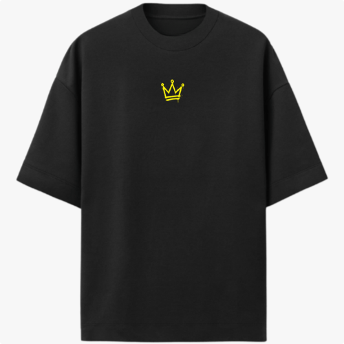 Camiseta com estampa frontal de coroa estilizada pequena e estampa traseira de carro esportivo roxo com dizeres, detalhes coloridos e QR code.