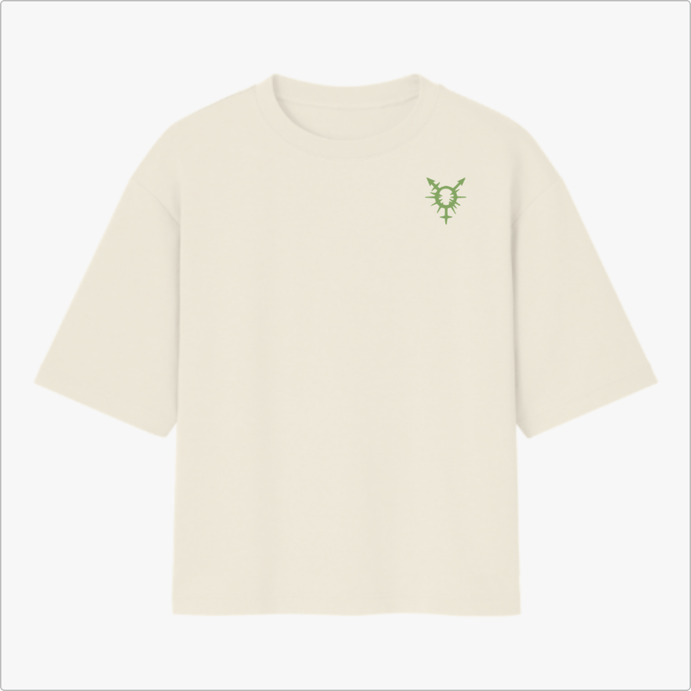 Camiseta com estampa frontal de símbolo gráfico estilizado no lado esquerdo e estampa traseira com o texto "Eu Não Sou Cis" em design gráfico complexo.