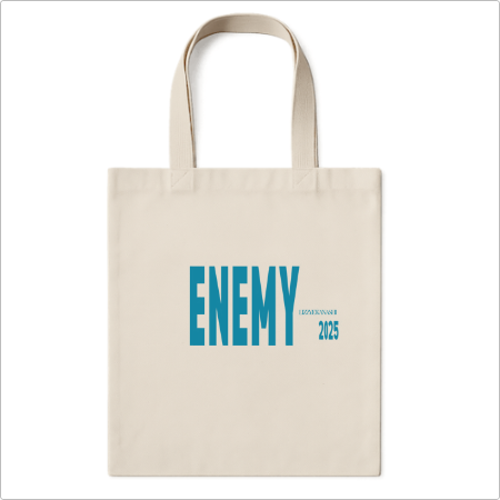 Ecobag com estampa frontal de palavras "ENEMY" e "2025" em tipografia destacada e moderna, alinhadas à esquerda.