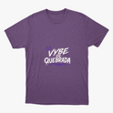 Camiseta com estampa frontal de letras estilizadas "Vybe de Quebrada" acompanhadas de uma coroa sobre o "V" e um traço com efeito de spray na parte inferior.