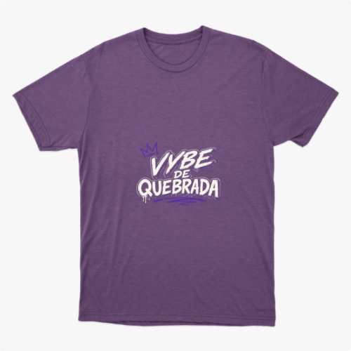 Camiseta com estampa frontal de letras estilizadas "Vybe de Quebrada" acompanhadas de uma coroa sobre o "V" e um traço com efeito de spray na parte inferior.
