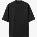 Camiseta com estampa frontal de inscrição estilizada e estampa traseira de urso sorridente com olhos em forma de "X" sobre fundo de respingos vibrantes.