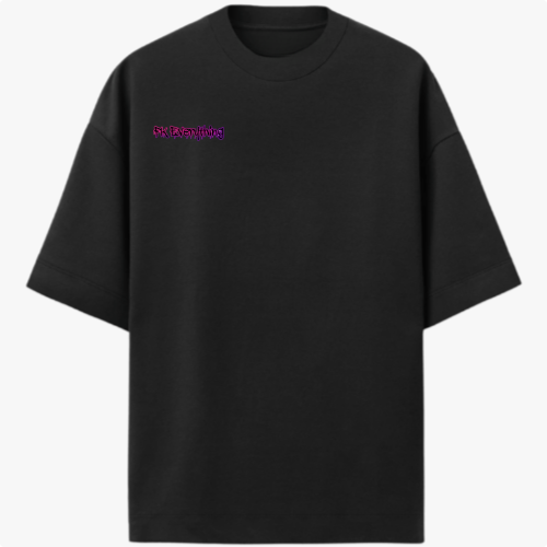 Camiseta com estampa frontal de inscrição estilizada e estampa traseira de urso sorridente com olhos em forma de "X" sobre fundo de respingos vibrantes.
