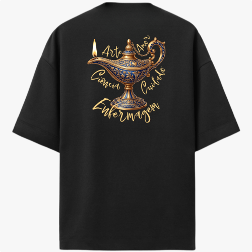 Camiseta com estampa frontal de lâmpada mágica detalhada e estampa traseira de a mesma lâmpada cercada por palavras em escrita cursiva elegante.