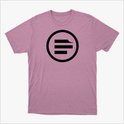 Camiseta com estampa frontal de um círculo contendo três barras horizontais e uma delas com um detalhe de mordida no canto superior esquerdo.