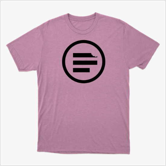 Camiseta com estampa frontal de um círculo contendo três barras horizontais e uma delas com um detalhe de mordida no canto superior esquerdo.