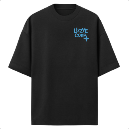 Camiseta com estampa frontal de "LZZYE CORP." acompanhada de um pequeno símbolo, e estampa traseira de uma grande cruz estilizada em destaque.