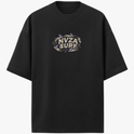 Camiseta com estampa frontal de texto centralizado "NVZA SURF" rodeado por um desenho de tubarões que criam forma circular em torno das letras.