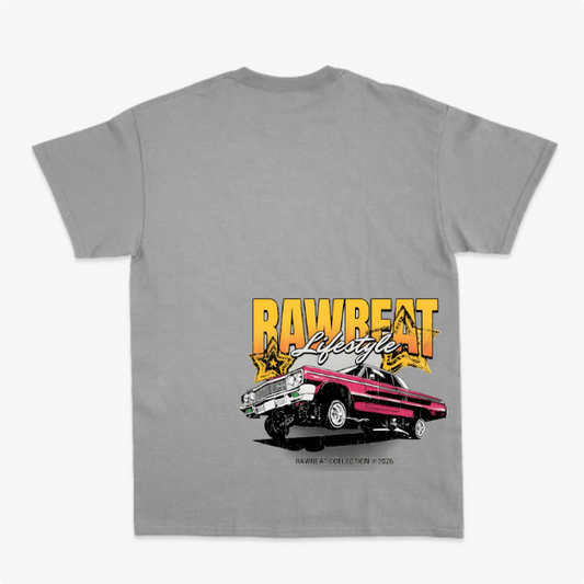 Camiseta com estampa traseira de carro clássico em movimento, adornado por estrelas e texto estilizado "RAWBEAT Lifestyle", com assinatura da coleção.