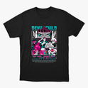 Camiseta com estampa frontal de personagem estilo mangá, com destaque para o olhar intenso acima de várias poses e figuras em ação, acompanhada por texto estilizado.