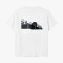 Camiseta com estampa frontal da palavra "RIVALS" e estampa traseira de carro de corrida com múltiplas repetições de "RIVALS" e frase inspiradora.
