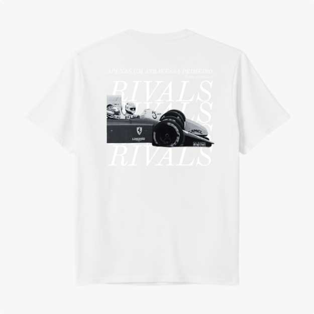 Camiseta com estampa frontal da palavra "RIVALS" e estampa traseira de carro de corrida com múltiplas repetições de "RIVALS" e frase inspiradora.