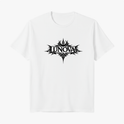 Camiseta com estampa frontal de um desenho tribal estilizado em torno da palavra "LUNOVA" com detalhes pontiagudos e linhas intrincadas.