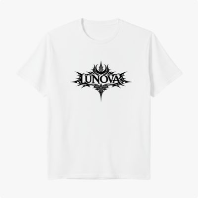 Camiseta com estampa frontal de um desenho tribal estilizado em torno da palavra "LUNOVA" com detalhes pontiagudos e linhas intrincadas.
