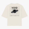 Camiseta com estampa frontal de um planeta com os dizeres "Void Infinity" e estampa traseira do mesmo planeta sobre fundo de linhas com repetição do texto.