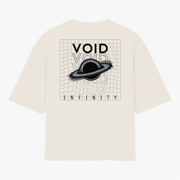 Camiseta com estampa frontal de um planeta com os dizeres "Void Infinity" e estampa traseira do mesmo planeta sobre fundo de linhas com repetição do texto.