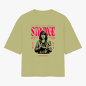 Camiseta com estampa frontal de personagem segurando uma câmera, com itens gráficos ao redor e texto estilizado em destaque, incluindo "Strange" e "Oregon 2013".