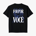 Camiseta com estampa frontal de slogan estilizado com o desenho de uma cruz e estampa traseira de rosto com coroa de espinhos e letras grandes.