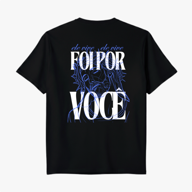 Camiseta com estampa frontal de slogan estilizado com o desenho de uma cruz e estampa traseira de rosto com coroa de espinhos e letras grandes.