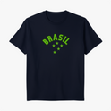 Camiseta com estampa frontal de texto "BRASIL" arqueado sobre cinco estrelas e estampa traseira do número "10" centralizado abaixo de um pequeno ícone.