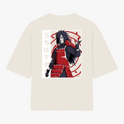 Camiseta com estampa frontal de carro estilizado e texto "MADARA" e estampa traseira de personagem de armadura vermelha com texto em caracteres japoneses.