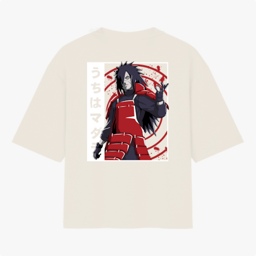 Camiseta com estampa frontal de carro estilizado e texto "MADARA" e estampa traseira de personagem de armadura vermelha com texto em caracteres japoneses.
