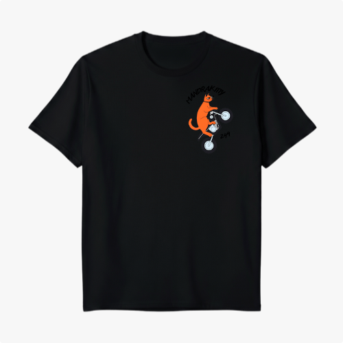 Camiseta com estampa frontal de um gato em cima de uma bicicleta, exibindo movimento, com o texto estilizado "MANDRAKITTY" acima e "ZAM" ao lado.