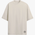 Camiseta com estampa frontal de símbolo minimalista no canto inferior e estampa traseira de paisagem praiana ao entardecer com padrão de calçada ondulada.