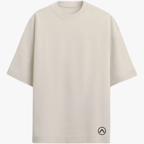 Camiseta com estampa frontal de símbolo minimalista no canto inferior e estampa traseira de paisagem praiana ao entardecer com padrão de calçada ondulada.