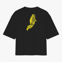 Camiseta com estampa frontal de texto estilizado e estampa traseira de astronauta em forma pixelada.