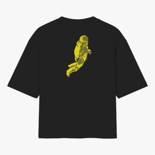 Camiseta com estampa frontal de texto estilizado e estampa traseira de astronauta em forma pixelada.