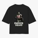 Camiseta com estampa frontal de símbolo estilizado "PK" e estampa traseira de cavaleiro medieval com cruz no peito, acompanhado do texto "PARKER SQUAD".