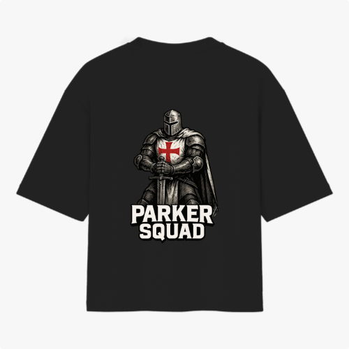 Camiseta com estampa frontal de símbolo estilizado "PK" e estampa traseira de cavaleiro medieval com cruz no peito, acompanhado do texto "PARKER SQUAD".