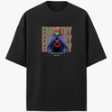 Camiseta com estampa frontal de personagem de capa azul sobre fundo com repetição da palavra "EMPATHY". Texto adicional na parte inferior da imagem.