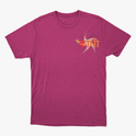 Camiseta com estampa frontal de letras estilizadas com efeito de estrela e estampa traseira de rosto detalhado em estilo ilustração com adornos.
