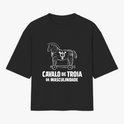 Camiseta com estampa frontal de cavalo de Tróia com símbolo masculino e texto "CAVALO DE TRÓIA DA MASCULINIDADE" e estampa traseira de logotipo circular.