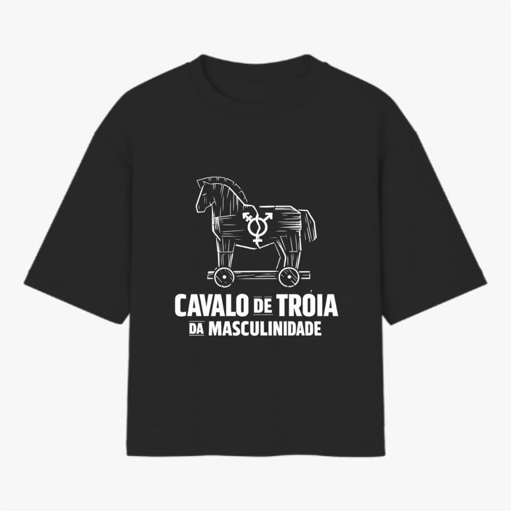 Camiseta com estampa frontal de cavalo de Tróia com símbolo masculino e texto "CAVALO DE TRÓIA DA MASCULINIDADE" e estampa traseira de logotipo circular.
