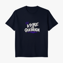 Camiseta com estampa frontal de texto estilizado "Vybe de Quebrada" acompanhado por coroa e traços decorativos.