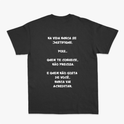 Camiseta com estampa frontal de assinatura estilizada e estampa traseira de frase motivacional em letras maiúsculas, dispostas em quatro linhas.
