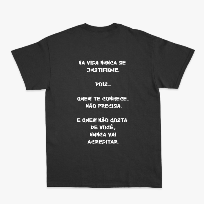 Camiseta com estampa frontal de assinatura estilizada e estampa traseira de frase motivacional em letras maiúsculas, dispostas em quatro linhas.