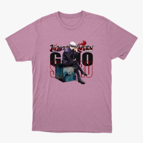 Camiseta com estampa frontal de personagem sentado com cabelo branco e óculos escuros, acompanhado de texto estilizado em japonês e inglês.