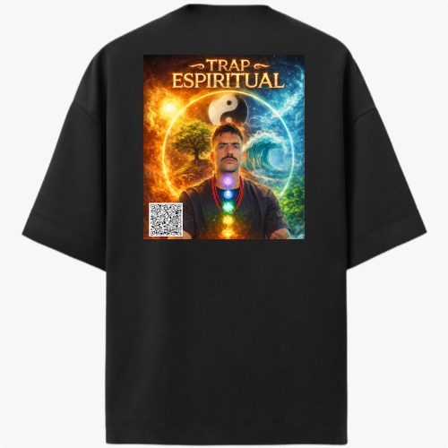 Camiseta com estampa frontal de "trap espiritual. Elevação Total" e estampa traseira com imagem de pessoa meditando, yin-yang e cores místicas vibrantes.