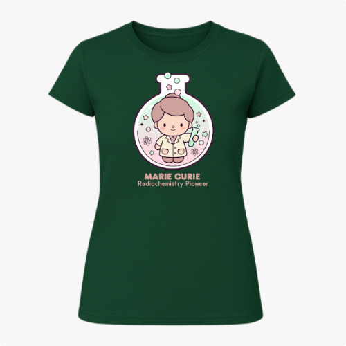 Camiseta com estampa frontal de uma figura estilizada dentro de um balão de laboratório, rodeada por símbolos científicos e a inscrição "Marie Curie Radiochemistry Pioneer".