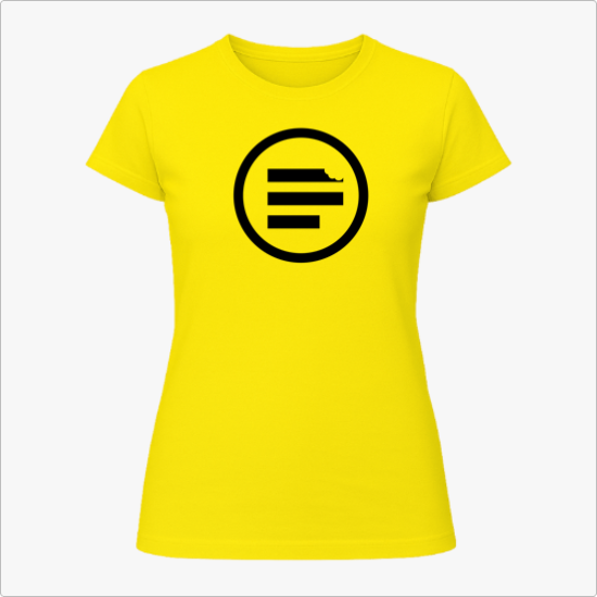Camiseta com estampa frontal de círculo emoldurando três linhas horizontais, uma delas com pequeno detalhe misterioso, criando um símbolo enigmático.
