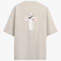 Camiseta com estampa frontal de uma construção em estilo clássico e texto pequeno, e estampa traseira de uma cruz com uma pomba, mãos rezando e a palavra "forgiveness".