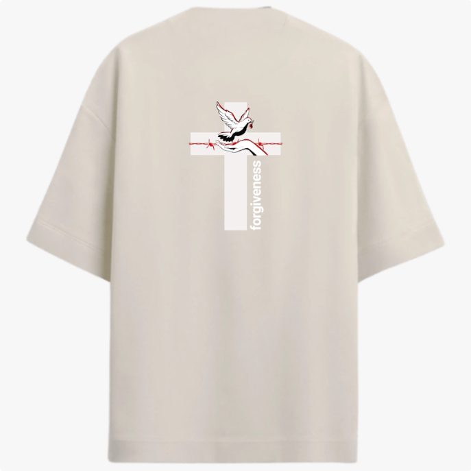 Camiseta com estampa frontal de uma construção em estilo clássico e texto pequeno, e estampa traseira de uma cruz com uma pomba, mãos rezando e a palavra "forgiveness".