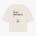 Camiseta com estampa frontal de texto estilizado "RACCONTEAM" e estampa traseira de frase "BUILT DIFFERENT." com símbolo e coordenadas detalhadas.
